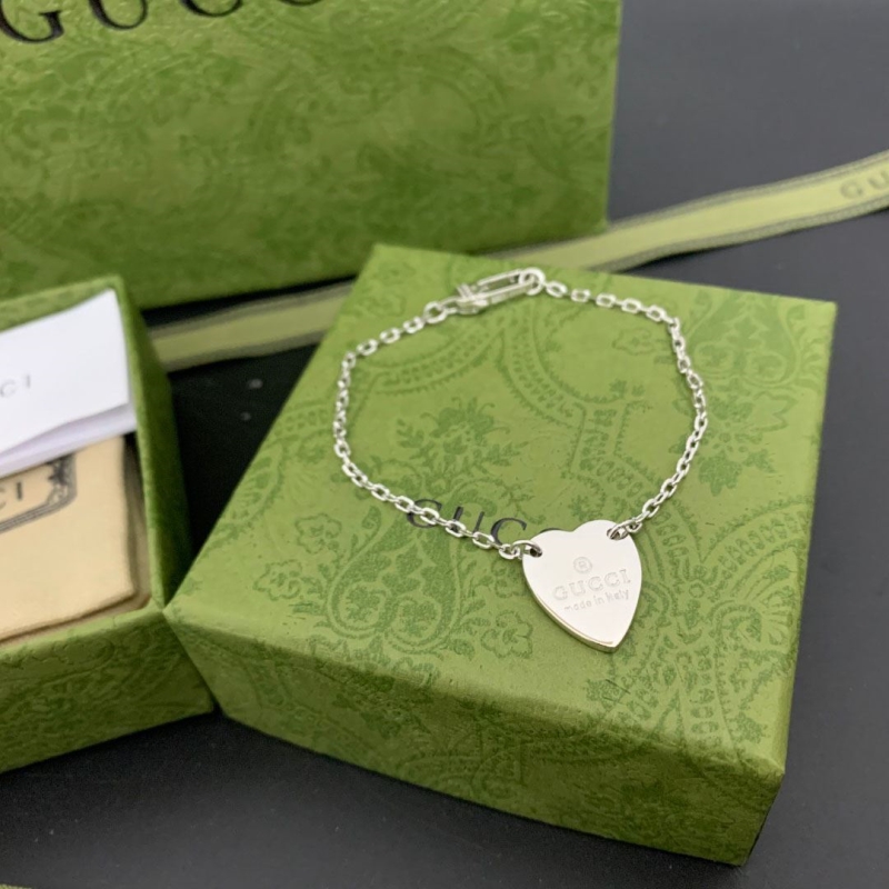 G*u*i bracelets